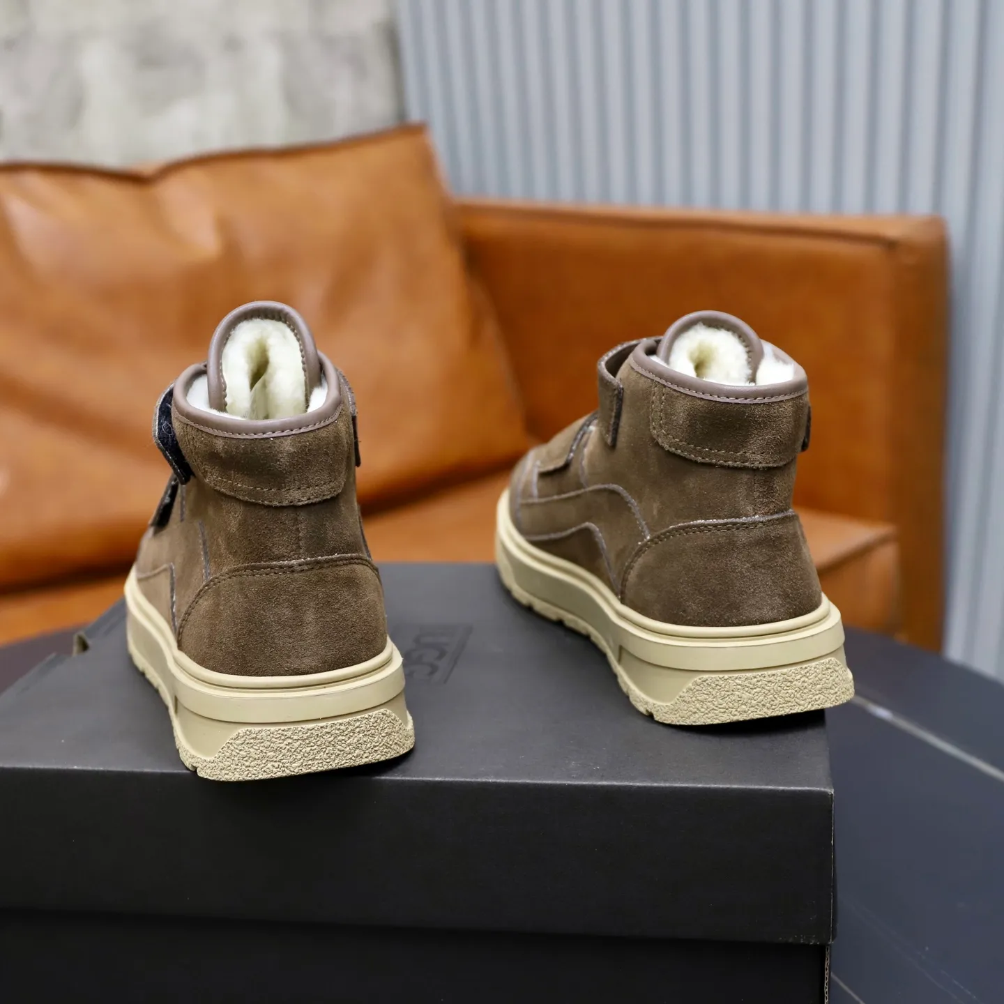 Ex-factory price: 600💰Thick wool imported from Australia Brand: UGG genuine purchase Size: 39-44 Grade: Official website 1:1 Material: First layer of genuine leather waterproof and antifreeze upper Real wool lining Original non-slip soft wear-resistant outsole Style category: Men's casual shoes Trendy style Comfortable on the feet Color: Official website color synchronization